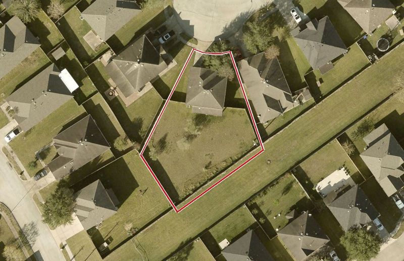 Aerial photo of 2619 Bisontine St, lot outlined in red