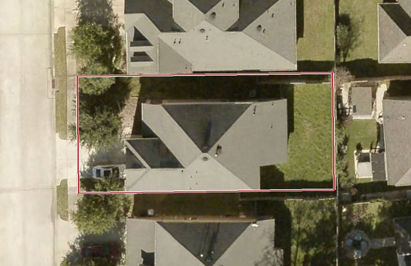Aerial photo of 19306 Anchor Bay Ln, lot outlined in red