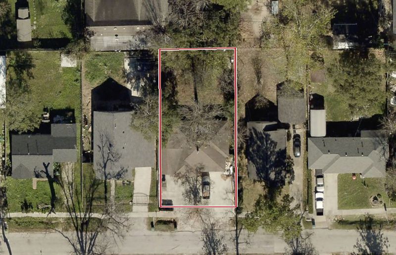 Aerial photo of 1001 Roxella St, lot outlined in red