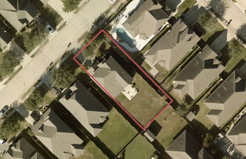 Aerial photo of 1908 Cedar Ridge Ln, lot outlined in red