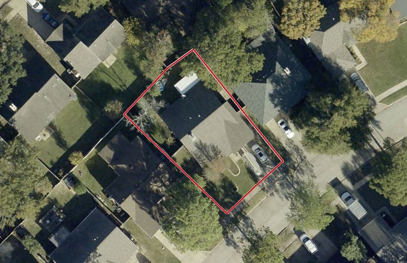 Aerial photo of 18146 Lake Bend Dr, lot outlined in red