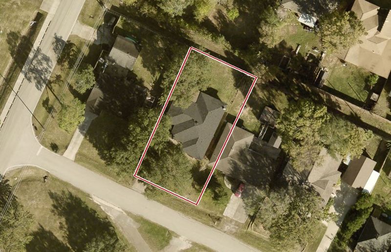 Aerial photo of 1007 S Kansas St, lot outlined in red