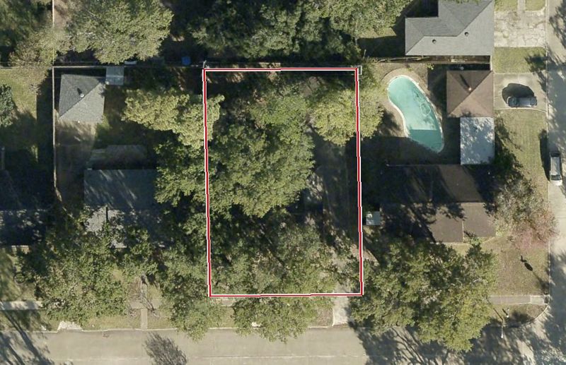 Aerial photo of 5446 Loch Lomond Dr, lot outlined in red