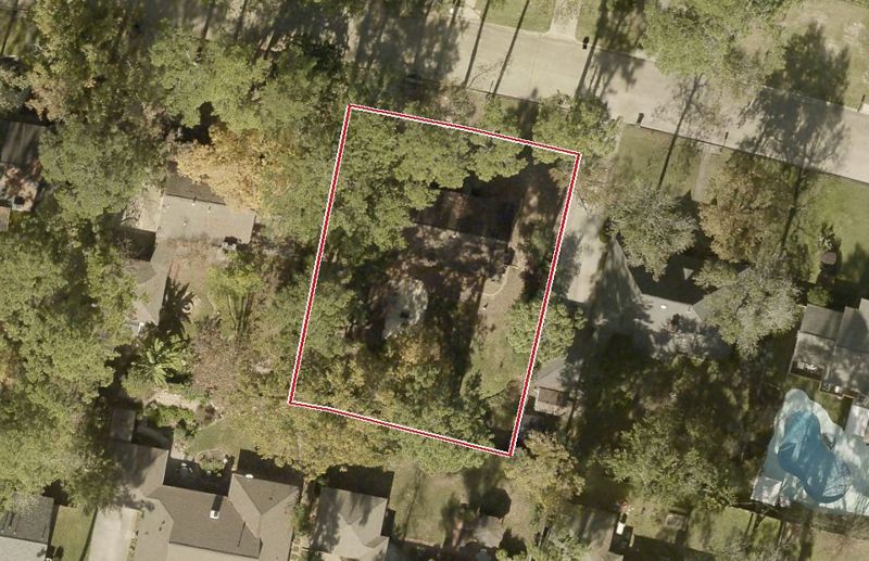 Aerial photo of 2022 Forest Manor Dr, lot outlined in red