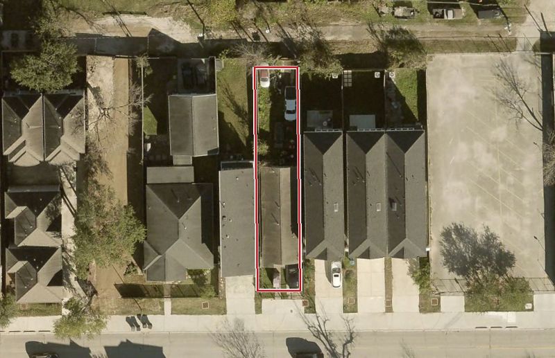 Aerial photo of 823 W 19TH St, lot outlined in red