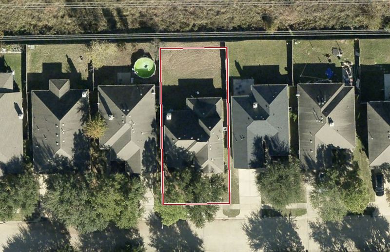 Aerial photo of 17038 Sperry Landing Dr, lot outlined in red