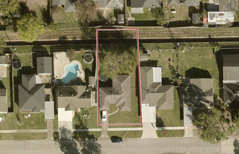 Aerial photo of 3111 Albemarle Dr, lot outlined in red