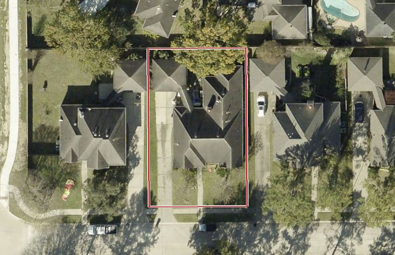 Aerial photo of 19034 Woodglen Dr, lot outlined in red