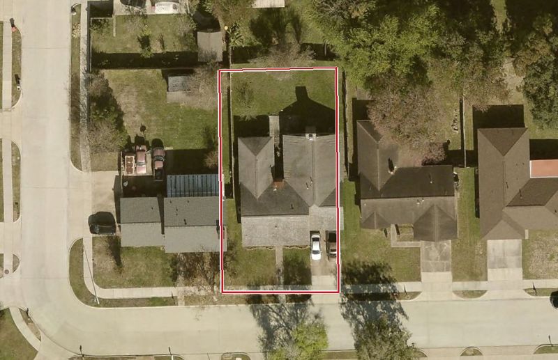 Aerial photo of 908 Edgebrook Dr, lot outlined in red