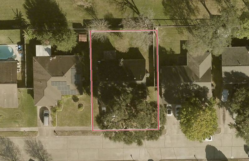 Aerial photo of 1405 Brookhollow Dr, lot outlined in red