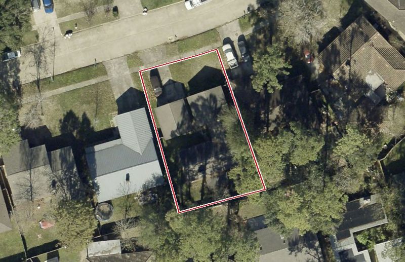 Aerial photo of 5526 Ashgate Dr, lot outlined in red