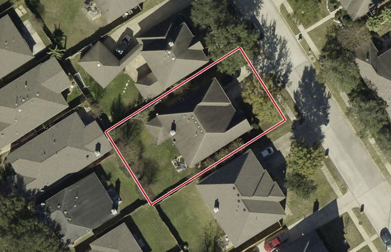 Aerial photo of 19823 Cypresswood Estates Run, lot outlined in red