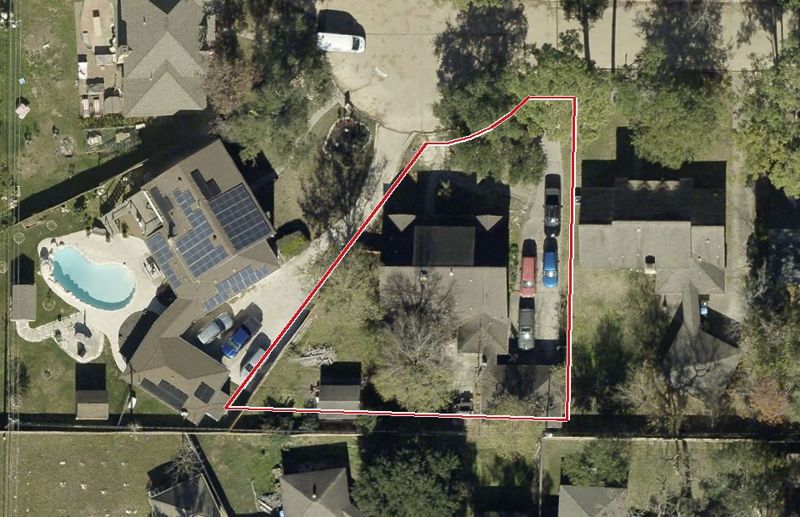 Aerial photo of 910 Whitestone Ln, lot outlined in red