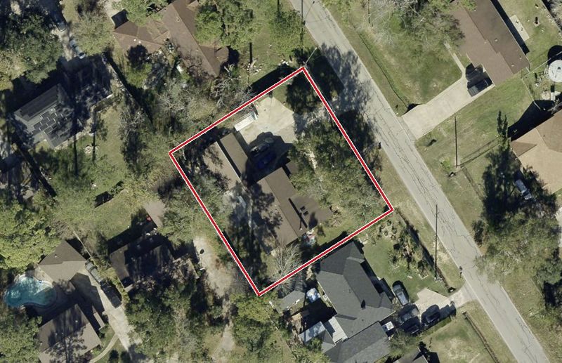 Aerial photo of 17915 Mossforest Dr, lot outlined in red
