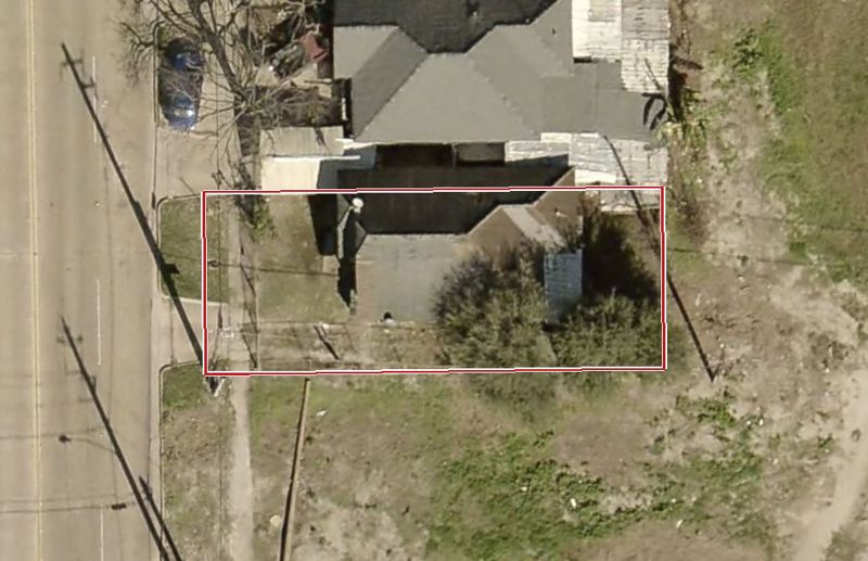 Aerial photo of 1202 Gregg St, lot outlined in red