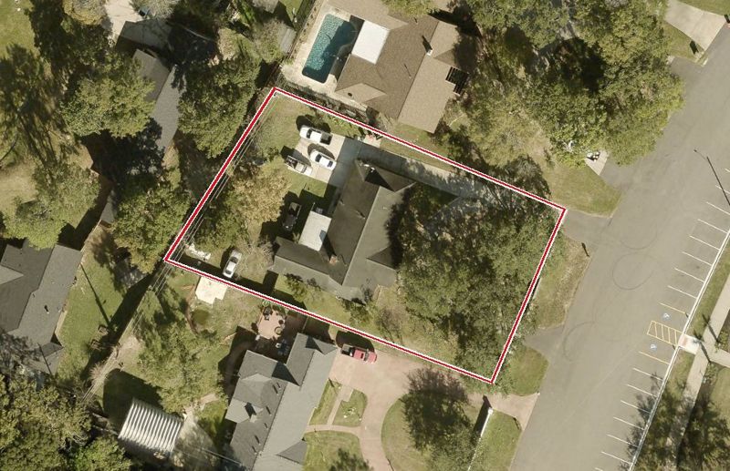 Aerial photo of 209 Roseland Dr, lot outlined in red